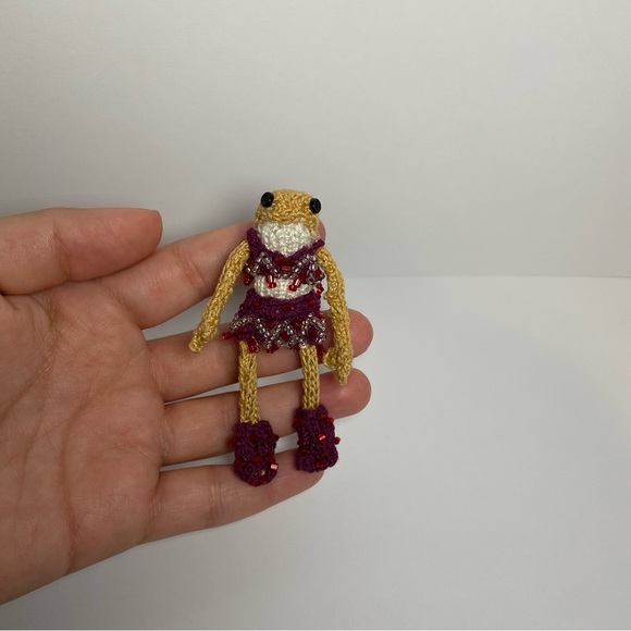 Tiny Knitted Frog- 1989 - Picture 7 of 8